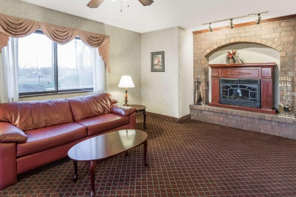 Super 8 by Wyndham Woodstock image 12