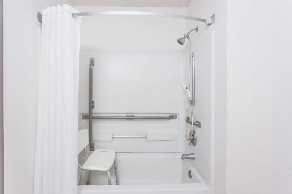 Super 8 by Wyndham Woodstock image 4