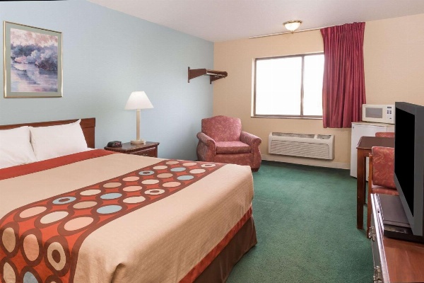 Super 8 by Wyndham Woodstock image 6